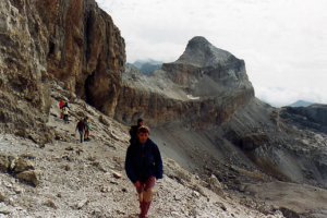 Igoerako bidea Bazillac haitzaren azpitik. Atzekoa Le Casque da.