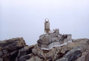 Hiru erregeen mahaia. Tontorra.