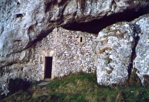 SanTirsoren ermita haitzpean