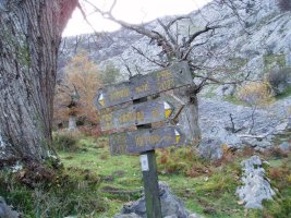 Bidegurutzea: ezkerrera Anbotora Anboto Sakonatik, eskuinera Larranora