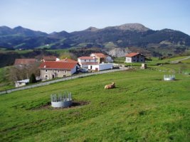 Elorriaga auzoa; atzean Andutz