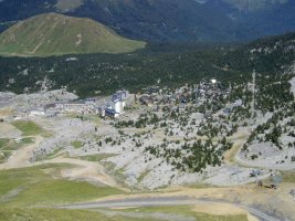 Aretteko eski estazioa Arlasetik ikusita