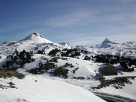 Auñamendi eskubian eta Arlas ezkerrean