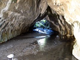 Abaroko leizearen barruan sarrerari begira