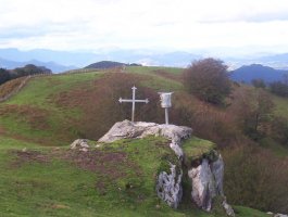 Lezoko mendizaleek Bianditzen ipinitako buzoia eta gurutzea