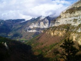 Bisaurinera bidean Gabarditoko aterpea baino zertxobait gorago mendebaldera begiratuta Peñaforca laino artean