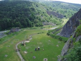 Atseden-leku bihurtutako harrobia Murua aldeko igoeraren hasieran