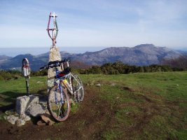 Tontorra; atzean Izarraitz eta itsasoa