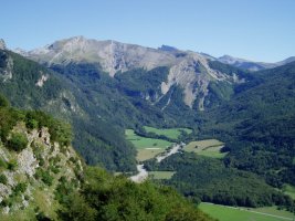 Belaguako aterpera igotzen den bidetik ikusita