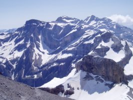 Taillonetik ikusita: Marbore, Zilindroa eta Perdido tontorrak eta Gavarnieko zirkuko urjauzia