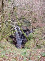 Erreka bat zulo batetan amiltzen Ubegizulo izeneko parajean, Lareotik gertu