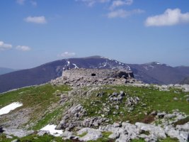 Tontorreko dorrearen hondakinak; atzean Ortzantzurieta