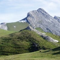 Aizkorritxo tontorra izen bereko trikuharritik ikusita; atzean Arbelaitz eta Iraule