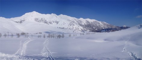 Urbiako fondatik Aizkorri mendikatearen ikuspegi zabala