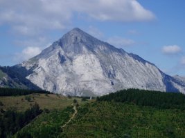 Besaide eta Anboto Udalatik Besaidera doan bidetik ikusita