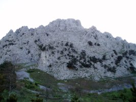 Atxartetik igotzen den bidetik ikusita