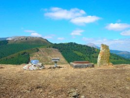 Panor?ma del recorrido realizado,a lo lejos Arralde,acto seguido Bastelarra y ya por ?ltimo y en primer t?rmino la cumbre del Eneabe.