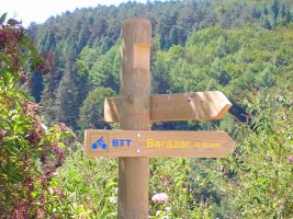 El cartel indica la direcci?n a seguir.