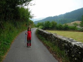 Seguimos por asfalto en busca del puente de la autopista.