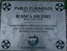 Placa En El Suelo Junto A Buzon