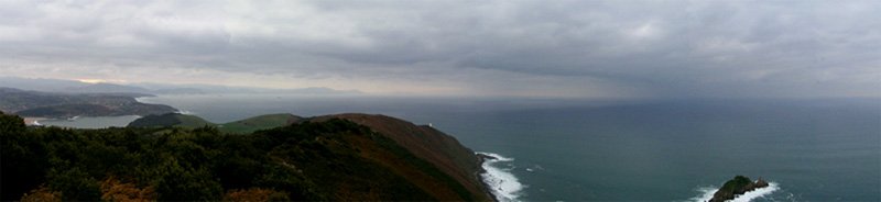 Vista del cabo e isla de Billano (tambi?n conocida como isla del fraile) desde Ermuamendi