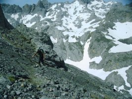 Poco antes de la cima hay un paso bastante aereo para las personas con vertigo ante la duda volver para atras.