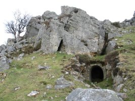 Zulatutako tontorrak dira inguruko gehienak