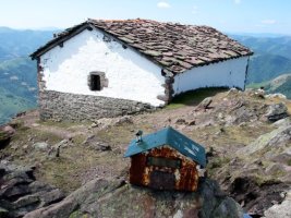 Ermita eta buzoia tontorrean