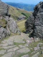 Harrizko mailak haitzartean, tontorretik gertu