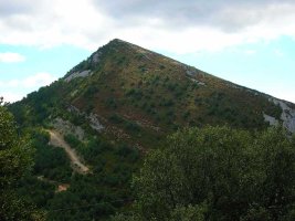 A nuestra se levanta la cima de Valdelamediana cordal que enlaza m?s adelante con la cima de Revillallanos.