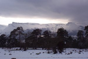 Garobel menizerra Babiotik. Ezkerraldean Tologorri eta eskumaldean Ungino