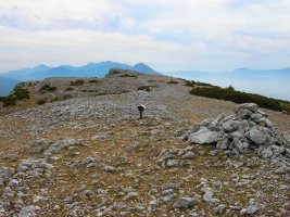 Primera cima,sin embargo la verdadera est? un poco m?s adelante al filo del escarpe.