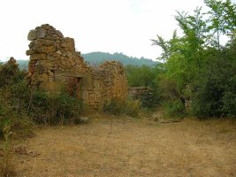 En poco tiempo alcanzamos el pueblo abandonado de Villamardones.
