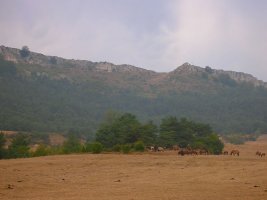 A nuestra derecha en lo alto se divisa la ermita de San Lorenzo. 