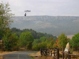 Nos dirigimos a Villamardones,la cumbre se puede observar en lo alto de la sierra...