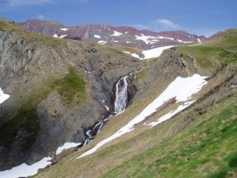 Urjauzia Anayeteko lakuetatik Formigal aldera jaisten den errekan