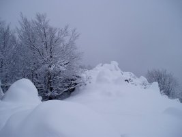 Tontorraren inguruko haitzak elurrak estalita