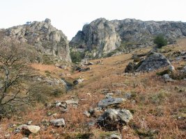 Haitzak behe aldetik ikusita