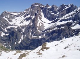 Marbore eta Gavarnieko zirkuko urjauzia Sarradetseko aterpetik ikusita