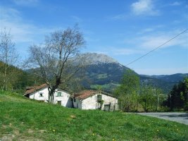 Caserio Naparrena y monte Udalaitz
