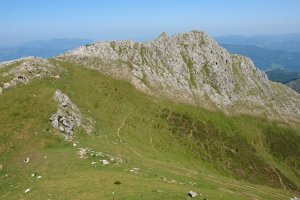 Larraone Etitzegi aldetik ikusita