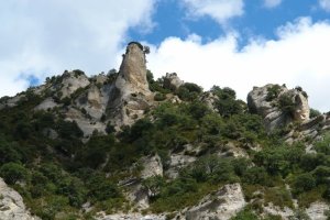 Irantzuko arroila: bidearen gaineko malkarrak