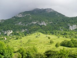 Larraiztik ikusita, tontorra laino artean dela