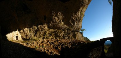 Ermita eta leizearen beheko ahoa