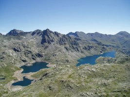 Cubieso eta Tort aintzirak tontorretik ikusita