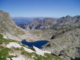 Monestero lepotik ekialdera ikuspegia