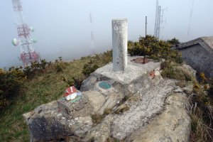 Buzoia eta erpin geodesikoa, antenaz inguratuak