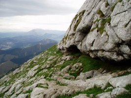 Ipar-ekialdeko aurpegia zeharkatuz Gerriko kobara eta Mariren kobara doan bidezidorra
