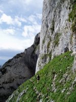 Mariren kobara doan bidea hego-ekialdeko aurpegiko erlaitz batetan zehar