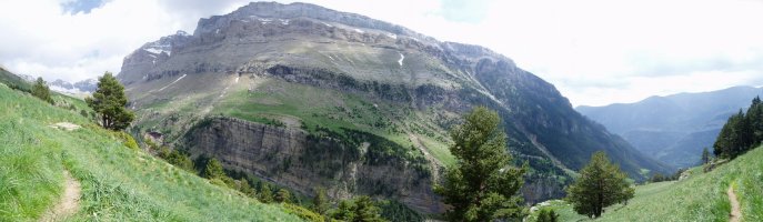 Canfranc-etik Ip aintzirara igotzen den bidetik ikusita